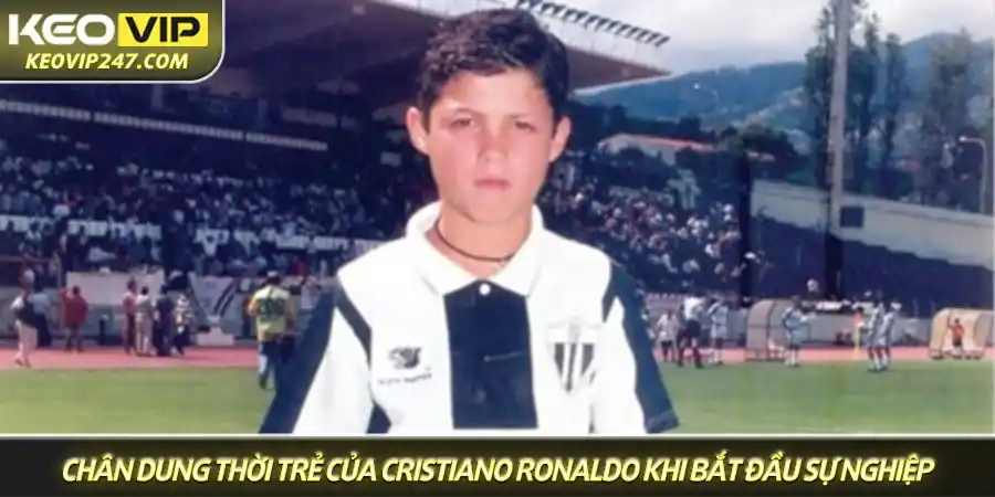 Chân dung thời trẻ của Cristiano Ronaldo khi bắt đầu sự nghiệp chuyên nghiệp Chân dung thời trẻ của Cristiano Ronaldo khi bắt đầu sự nghiệp chuyên nghiệp