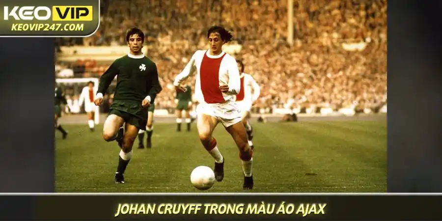 Johan Cruyff trong màu áo Ajax, nơi ông bắt đầu viết nên câu chuyện huyền thoại của mình Johan Cruyff trong màu áo Ajax, nơi ông bắt đầu viết nên câu chuyện huyền thoại của mình